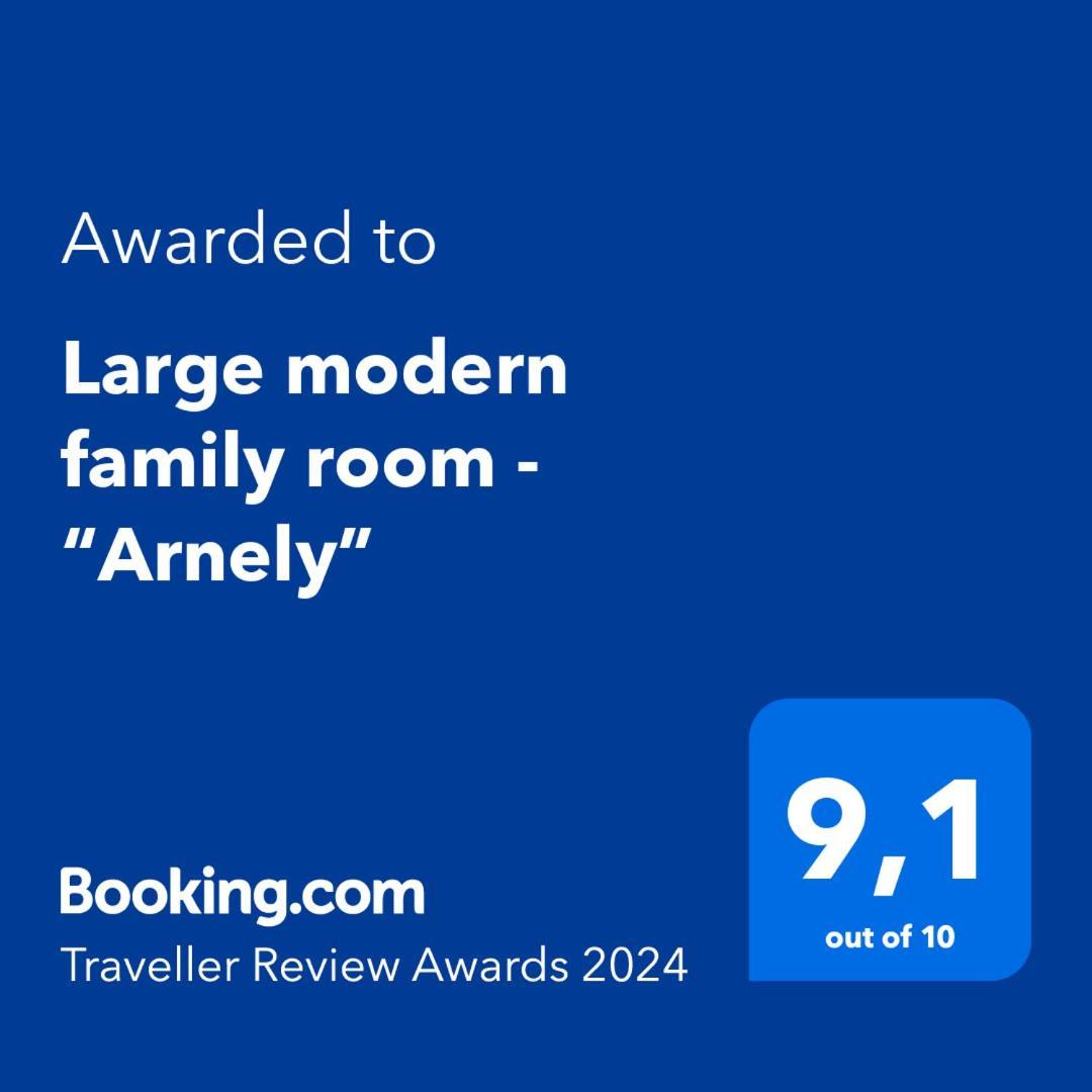Large Modern Family Room - “Arnely” Tommerup Екстериор снимка